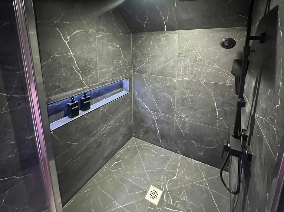 Douche à l'italienne de luxe, carrelage grand format effet marbre gris foncé veiné blanc, joints fins