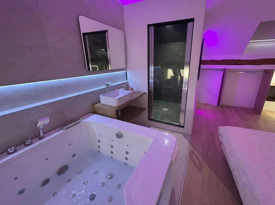 Salle de bain luxueuse avec éclairage LED violet ambiant