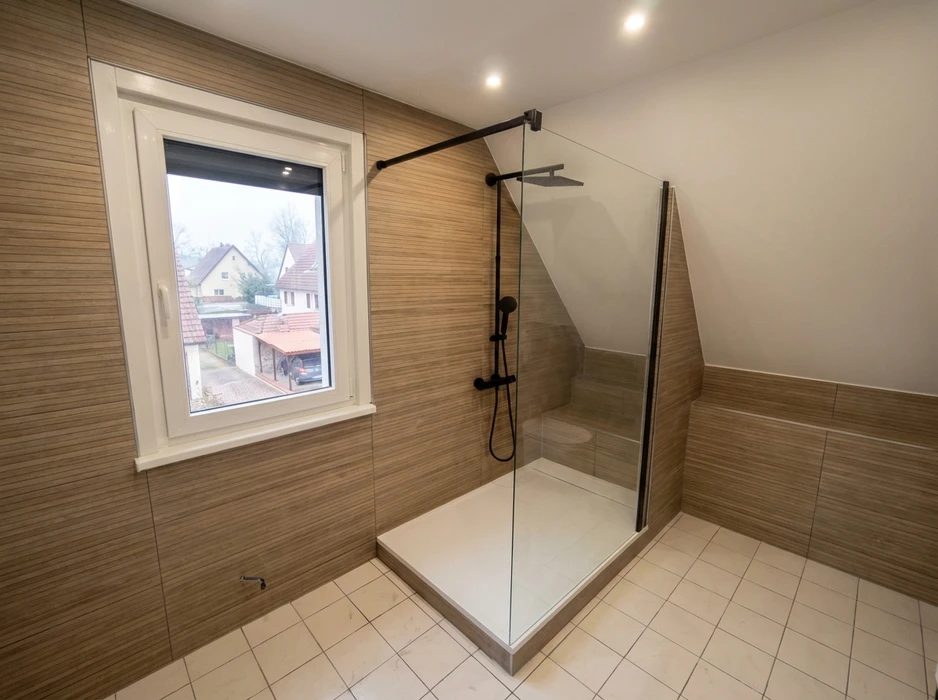Salle de bain moderne sous combles avec douche à l'italienne