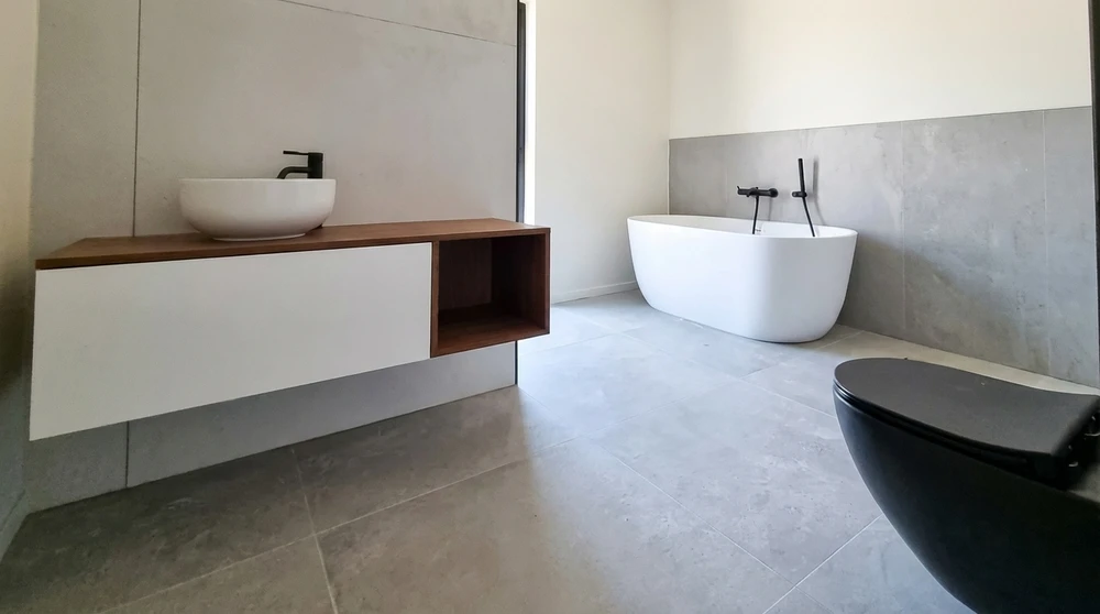 Salle de bain moderne minimaliste, sans personnage