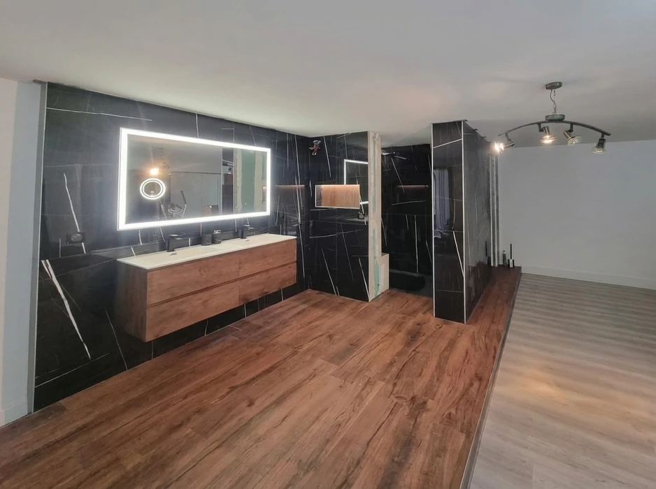 Salle de bain moderne et spacieuse avec sol en parquet vinyle imitation bois