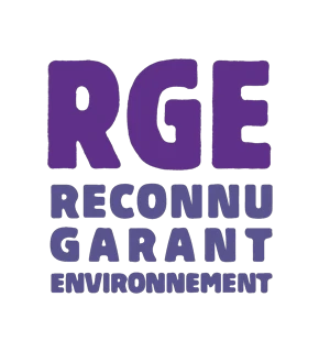 Photographe en gros plan d'un document ou carnet de certification professionnelle ouvert, montrant des tampons de validation et des numéros d'agrément (style carnet RGE ou attestation Qualibat), avec à côté des outils professionnels de chauffagiste ou climaticien (manomètre, thermostat, tuyauterie), posés sur un plan de travail propre. La scène doit communiquer l'expertise professionnelle reconnue et les standards de qualité respectés par l'entreprise.