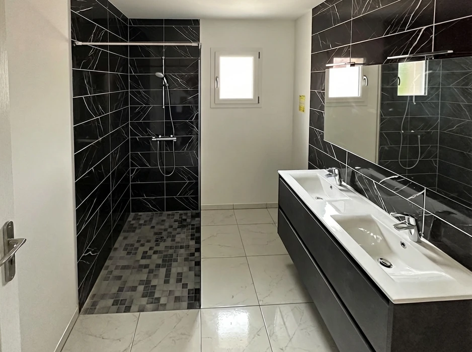 Salle de bain moderne avec douche à l'italienne carrelée en grès cérame noir veiné blanc, receveur mosaïque gris