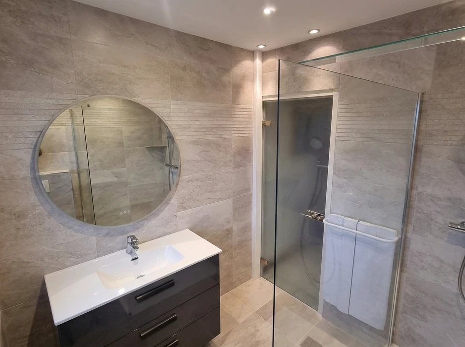 Salle de bain moderne avec carrelage grand format effet marbre beige-gris