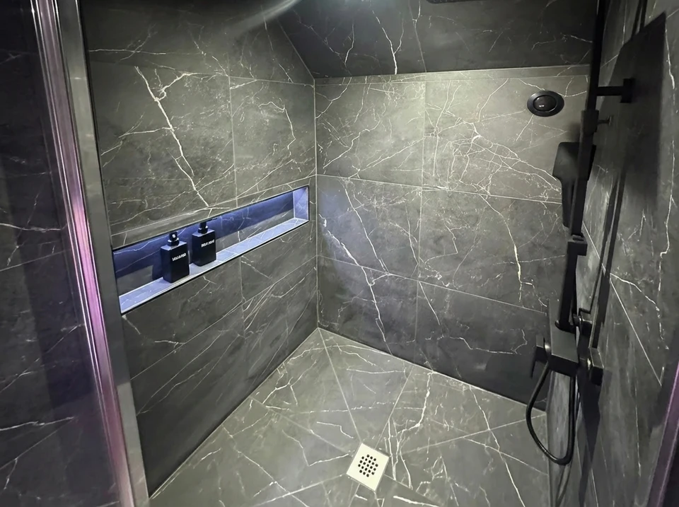 Salle de bain moderne et spacieuse avec sol en parquet vinyle imitation bois