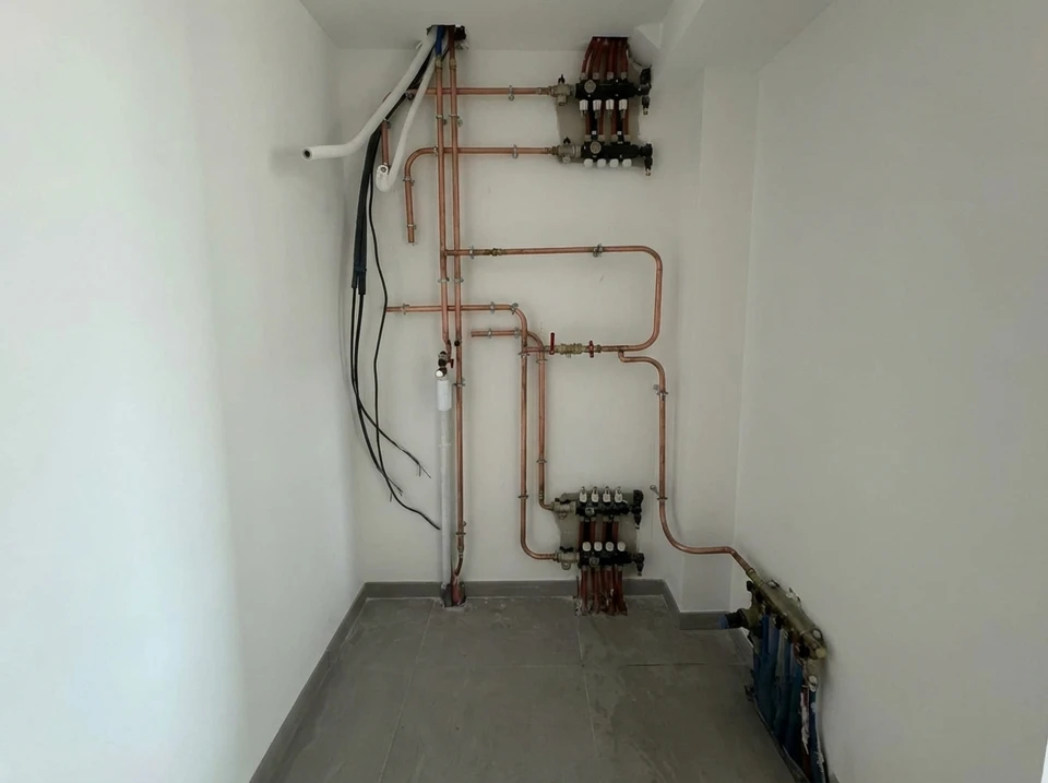 Salle de bain moderne rénovée avec WC suspendu, vasque encastrée sur meuble blanc laqué 2 tiroirs, colonne de douche quart de cercle en verre transparent, sèche-serviettes chromé à eau