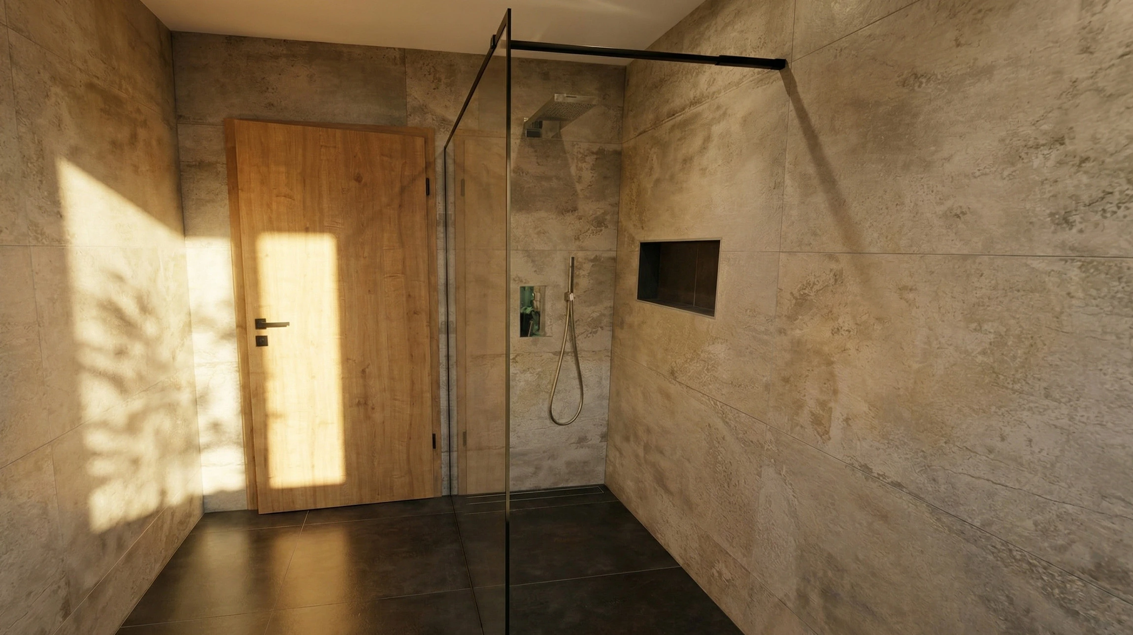 Salle de bains moderne luxueuse avec baignoire îlot blanche rectangulaire, cabine de douche vitrée à l'italienne équipée d'une colonne de douche thermostatique noire multi-jets