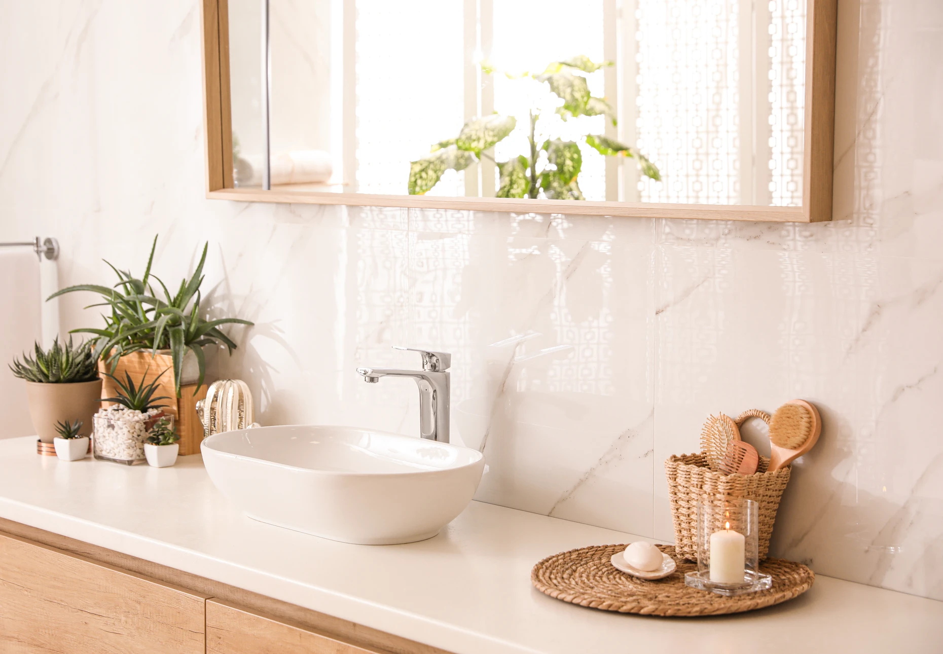 Installation de plomberie moderne avec tuyauterie en cuivre et raccords en laiton