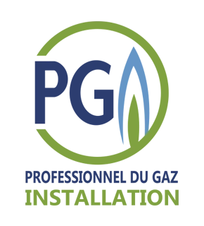 Infographie professionnelle pr&eacute;sentant de mani&egrave;re &eacute;quilibr&eacute;e et harmonieuse les trois certifications principales&nbsp;: logo ou pictogramme du label MEF avec une &eacute;toile symbolisant l'excellence, logo ou pictogramme RGE avec une feuille verte repr&eacute;sentant l'environnement, et logo ou pictogramme Qualibat PGI avec un symbole de certification professionnelle. Design &eacute;pur&eacute; et moderne, dispos&eacute;s horizontalement ou en triangle sur fond blanc ou gris clair, avec des &eacute;l&eacute;ments graphiques l&eacute;gers reliant les certifications entre elles, style corporate coh&eacute;rent avec l'identit&eacute; d'une entreprise artisanale qualifi&eacute;e.